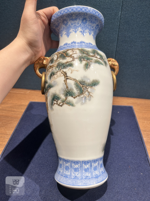 1960年作 徐天梅粉彩虎震山岗图象耳瓶 - 图6